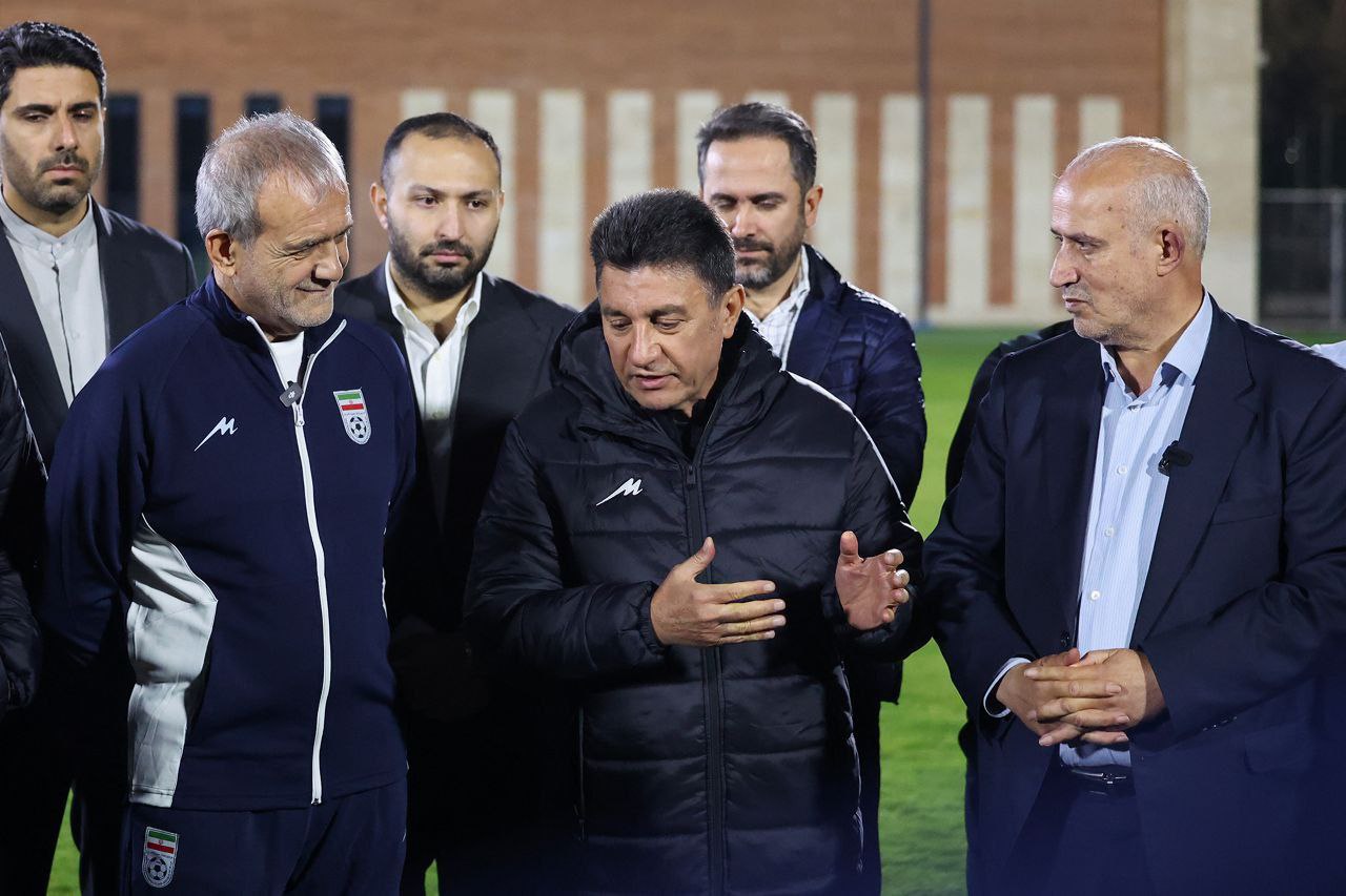  «پزشکیان» با بازیکنان تیم ملی پا به توپ شد