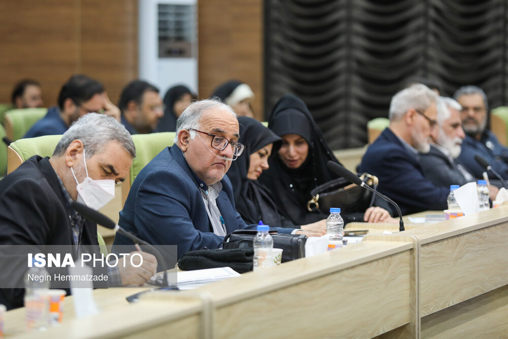 نشست صمیمانه عارف با خانواده جانبازان و ایثارگران