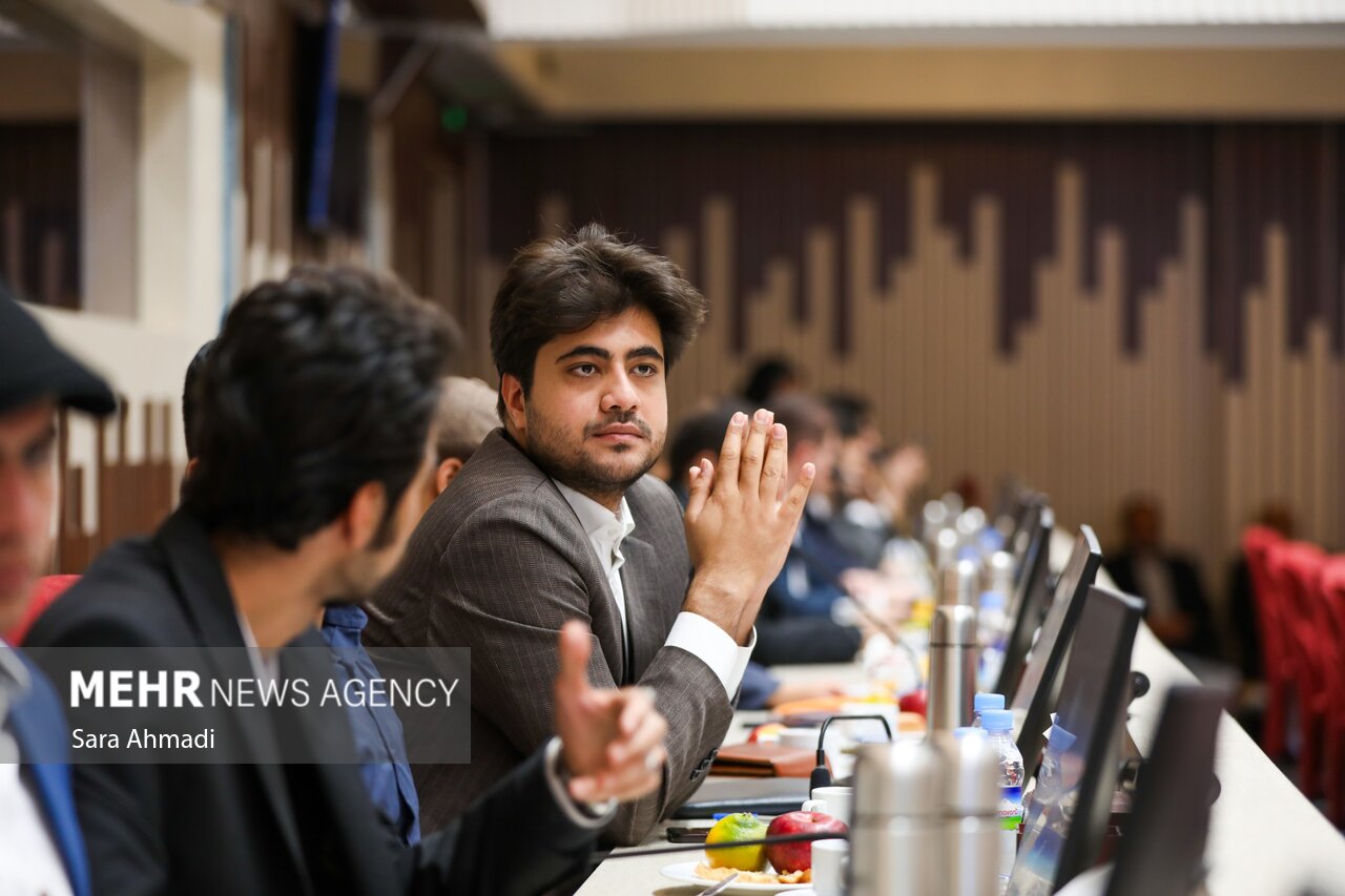 نشست هم اندیشی نخبگانی با حضور مقامات