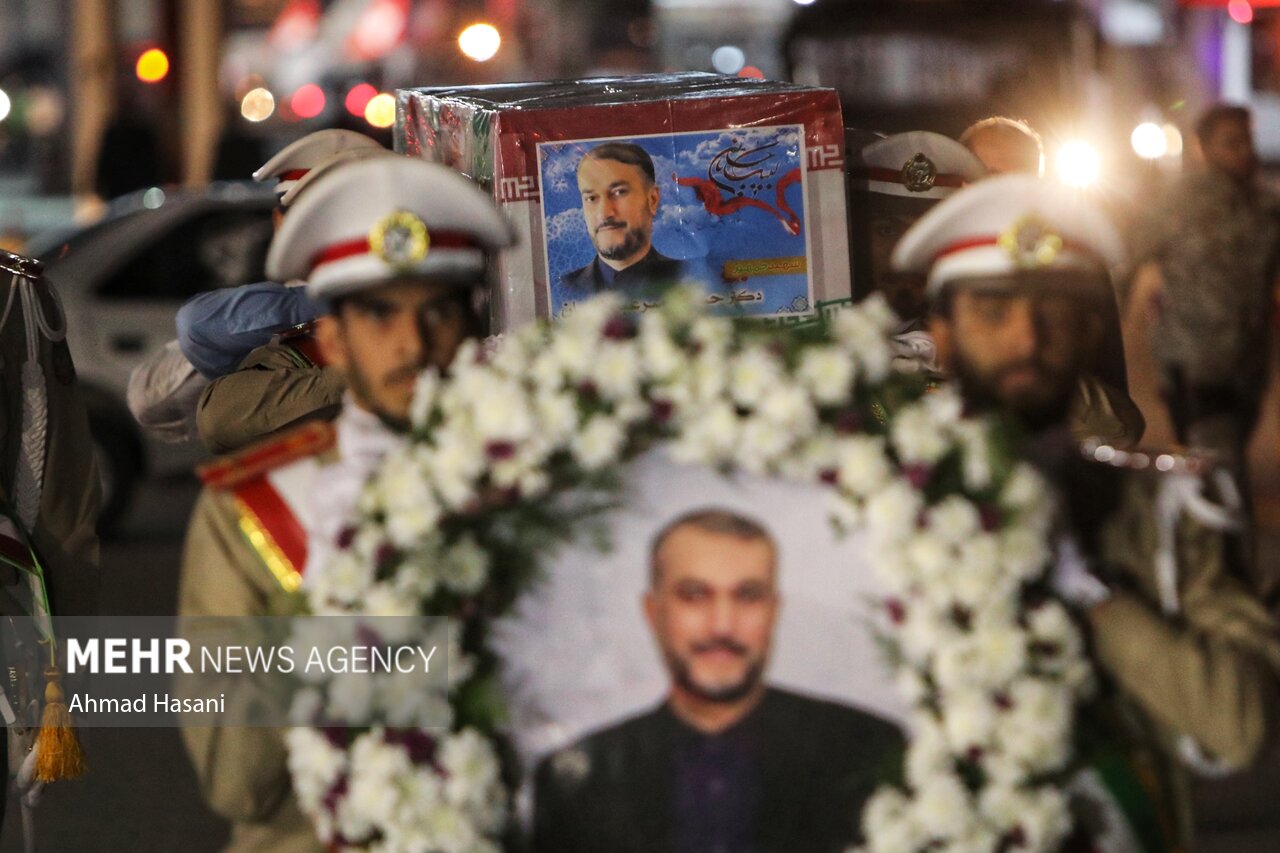 ورود پیکر شهیدحسین امیرعبداللهیان به فرودگاه مشهد