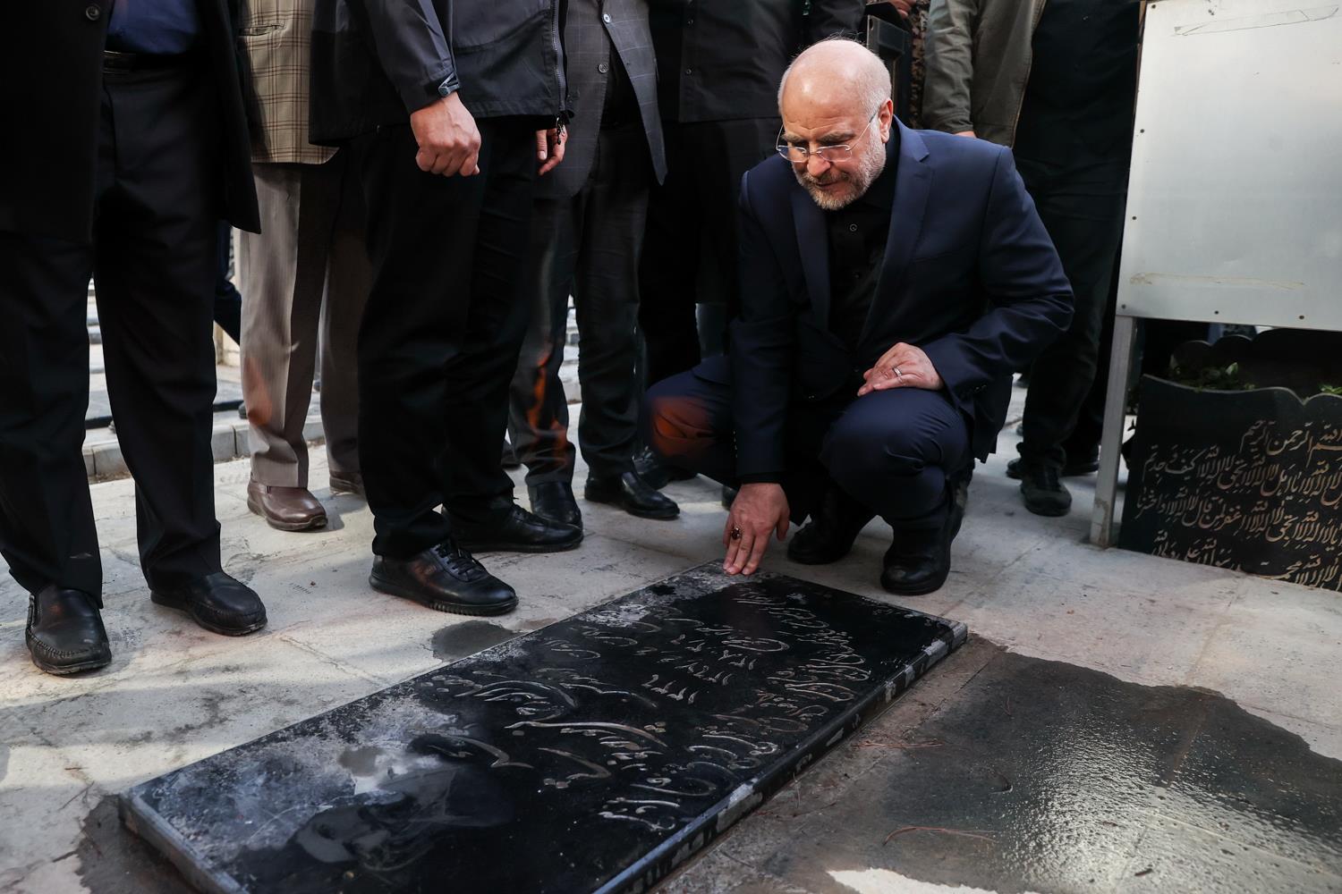 حضور قالیباف در گلزار شهدای بهشت زهرا(س) و گفت‌وگوی چهره به چهره با خانواده شهدا