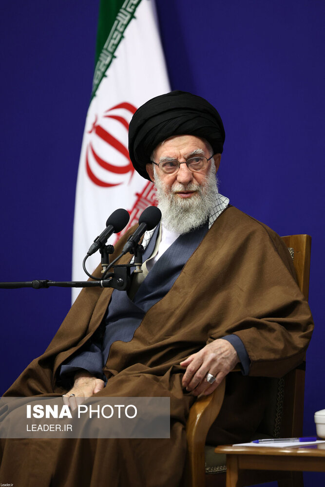دیدار دست‌اندرکاران کنگره بین‌المللی علامه نائینی با رهبر انقلاب