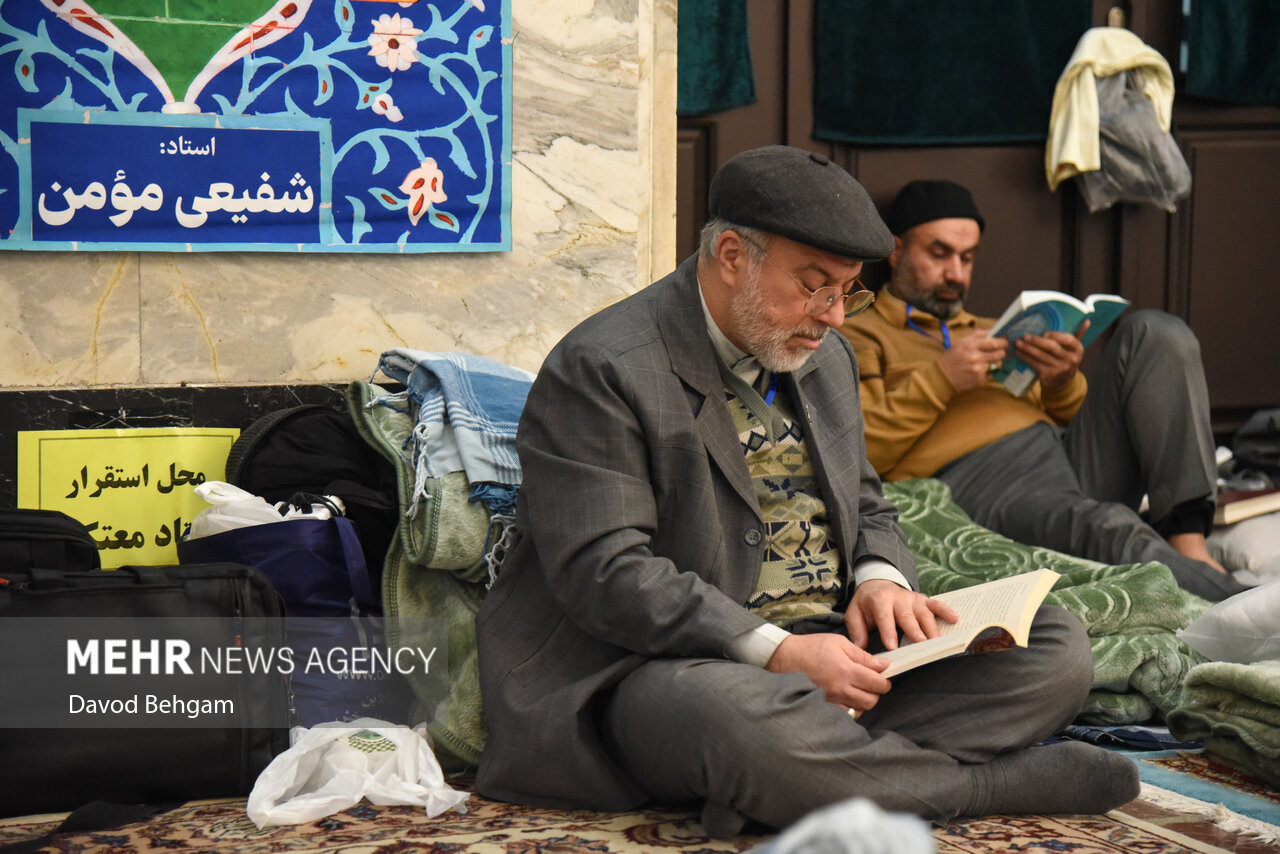مراسم معنوی اعتکاف در حرم رضوی