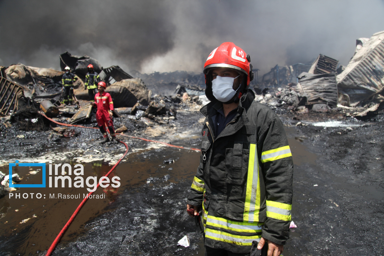 مراحل پایانی مهار آتش سوزی بندر شهید رجایی