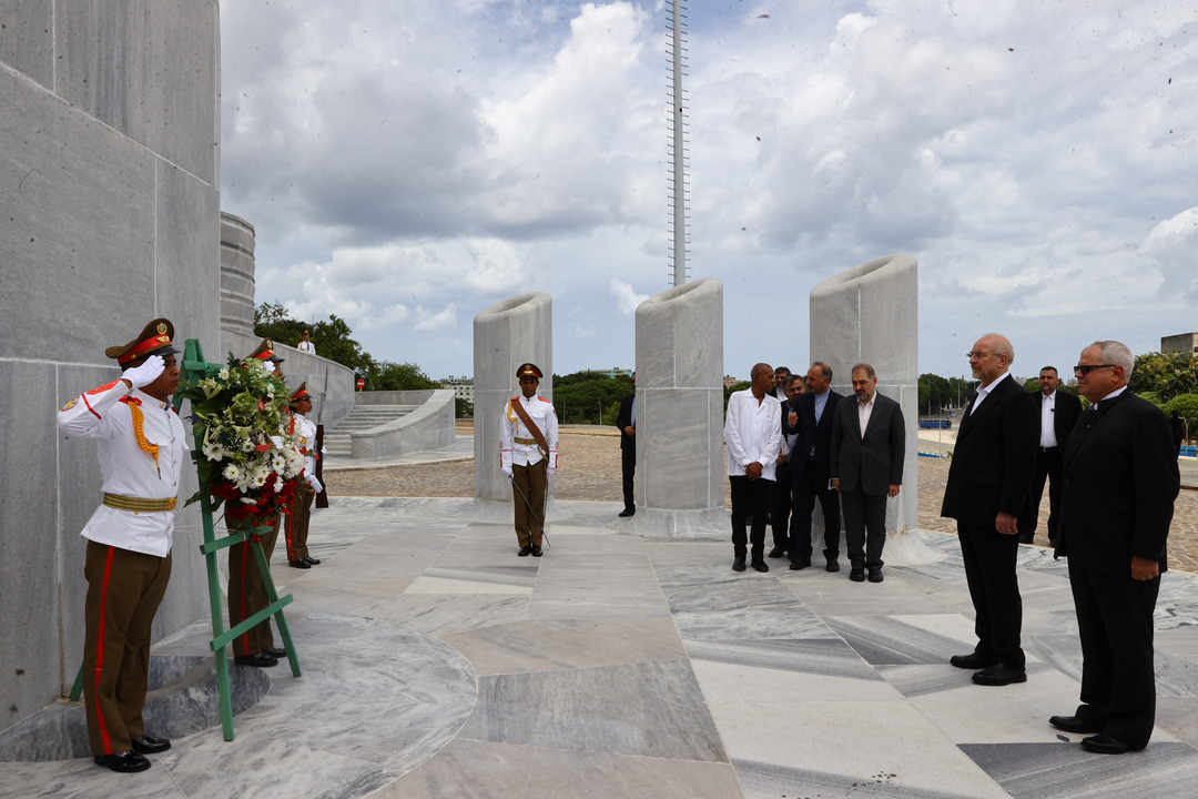 بدرقه قالیباف توسط رئیس و نایب‌رئیس مجلس کوبا