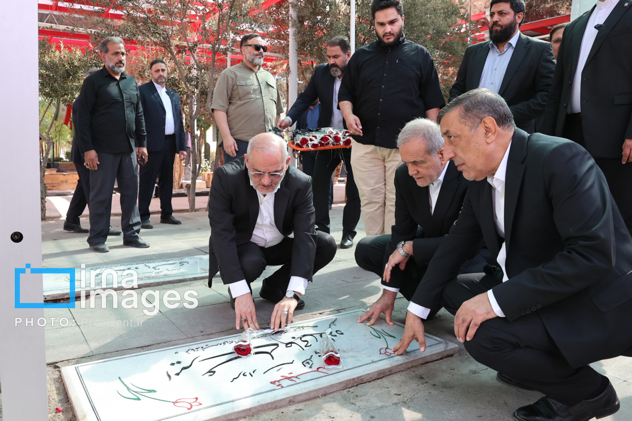 حضور پزشکیان بر مزار شهدای تهاجم اسرائیل به ایران