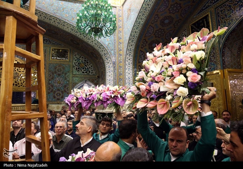 تعویض گل‌های ضریح مطهر امام رضا(ع)