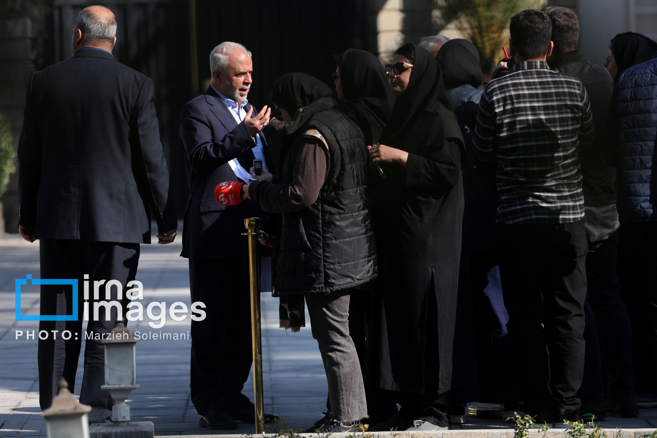 اعضای هیأت دولت در جمع خبرنگاران