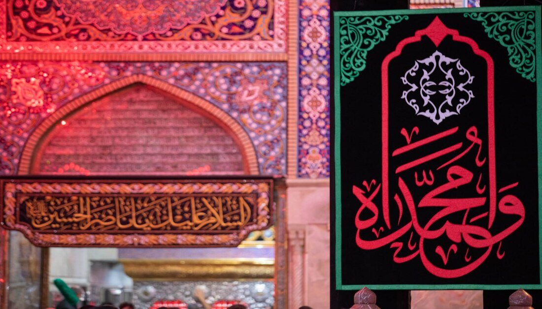 نصب کتیبه های عزا در حرم امام حسین(ع)