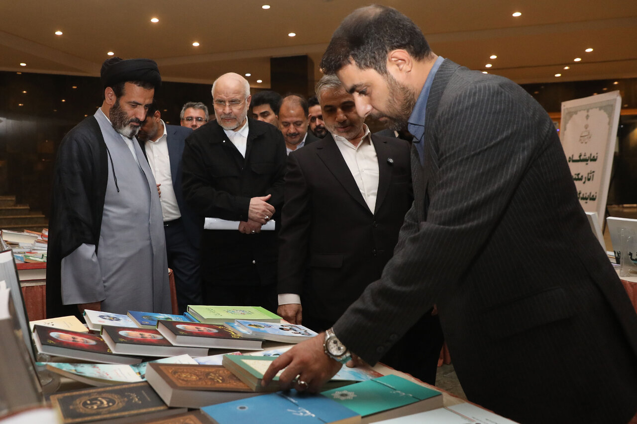  بازدید رئیس مجلس از نمایشگاه آثار مکتوب نمایندگان ادوار