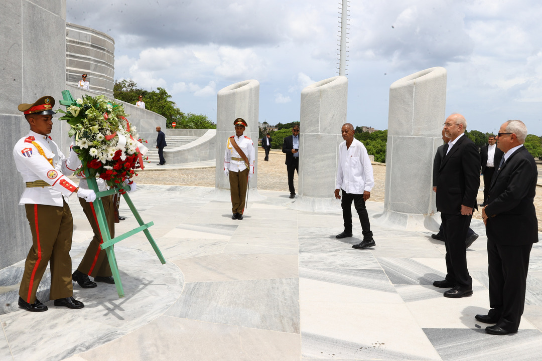 بدرقه قالیباف توسط رئیس و نایب‌رئیس مجلس کوبا