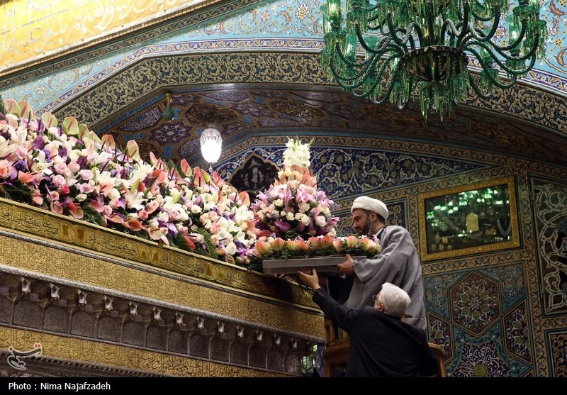 تعویض گل‌های ضریح مطهر امام رضا(ع)
