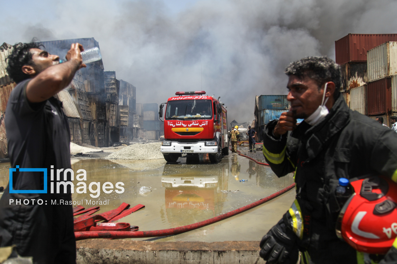 مراحل پایانی مهار آتش سوزی بندر شهید رجایی
