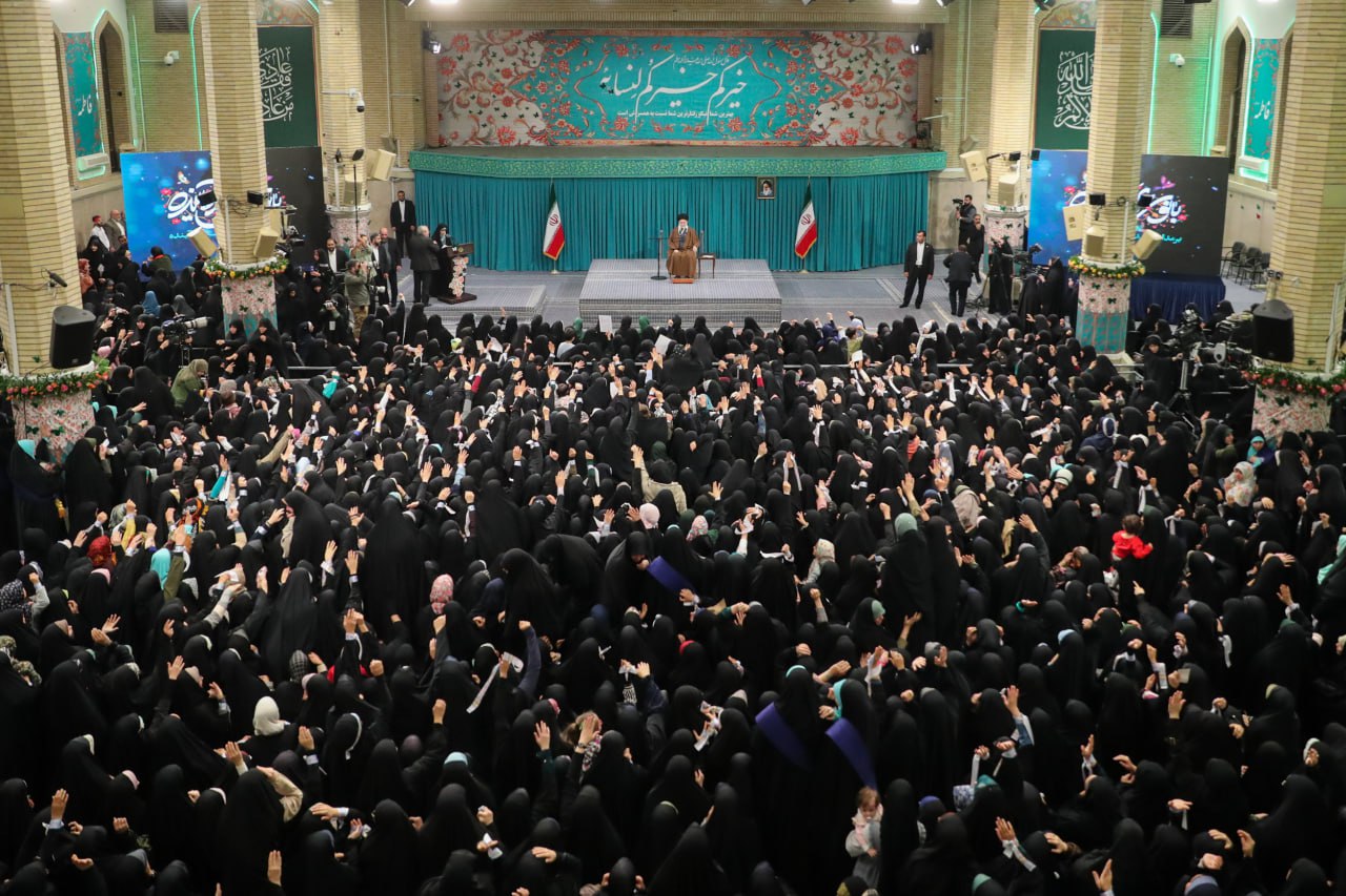 تصاویر دیدار هزاران نفر از زنان و دختران با رهبر انقلاب