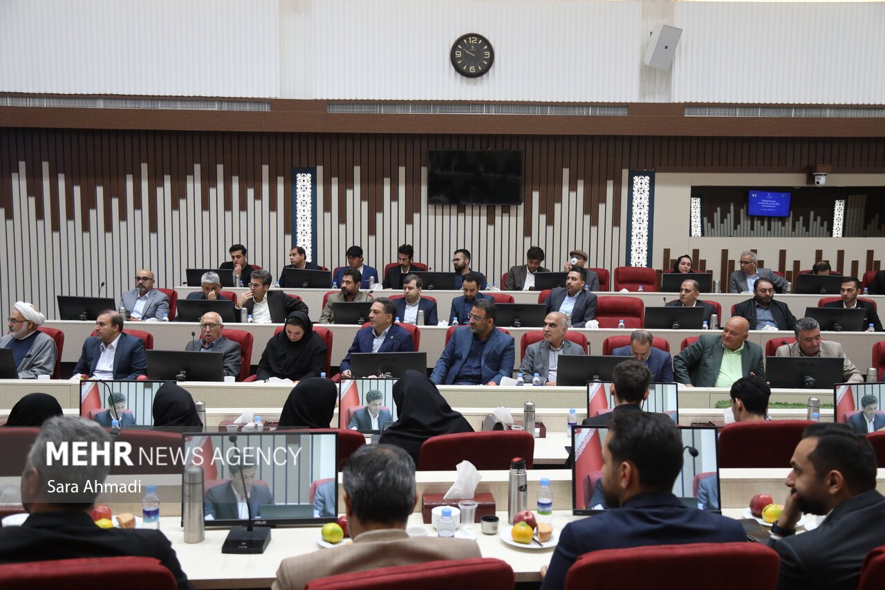 نشست هم اندیشی نخبگانی با حضور مقامات