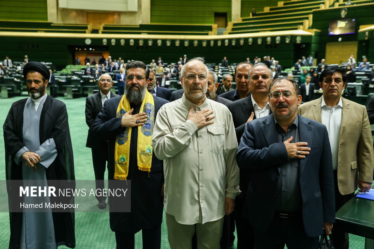 خادمان حرم حضرت عبدالعظیم در صحن مجلس