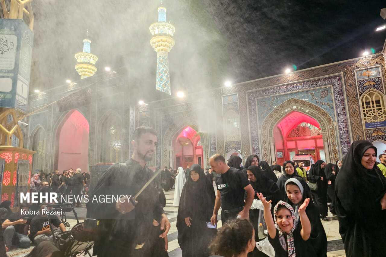 شب عاشورای حسینی در حرم مطهر امام رضا(ع)