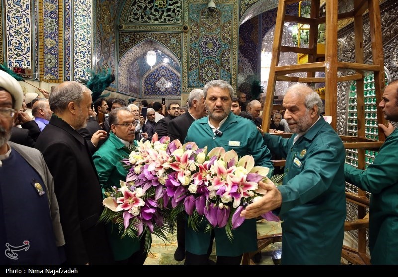 تعویض گل‌های ضریح مطهر امام رضا(ع)