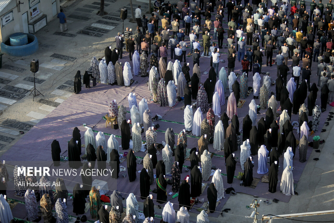 نماز عید فطر در امام زاده پنج تن لویزان