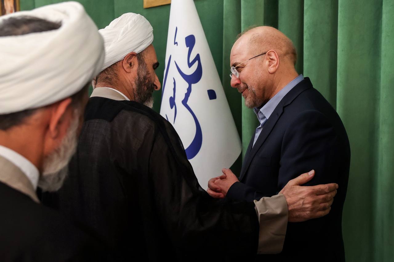 نشست جمعی از علماء و اعضای مرکز تحقیقات اسلامی قم با قالیباف