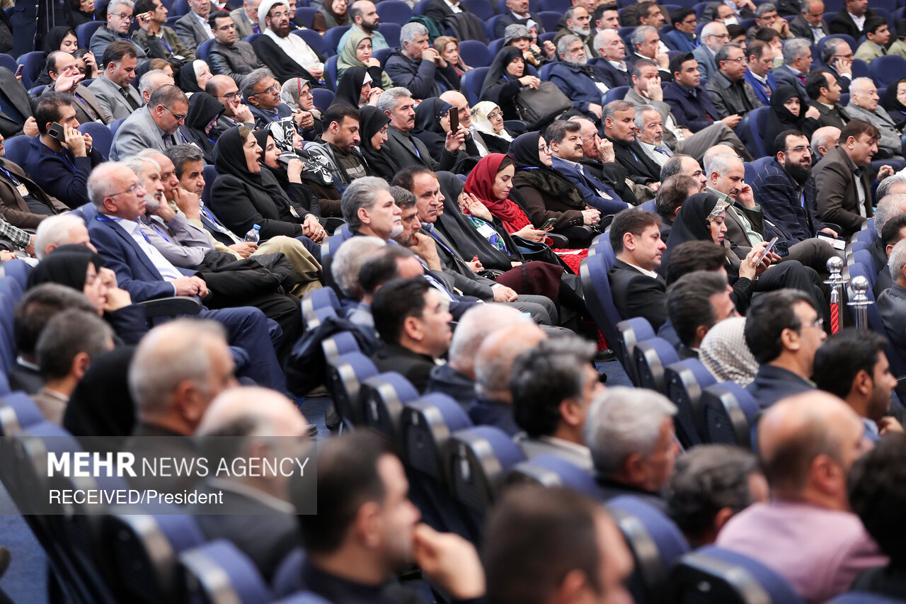 حضور پزشکیان در همایش ملی تکریم خیرین مدرسه‌ساز