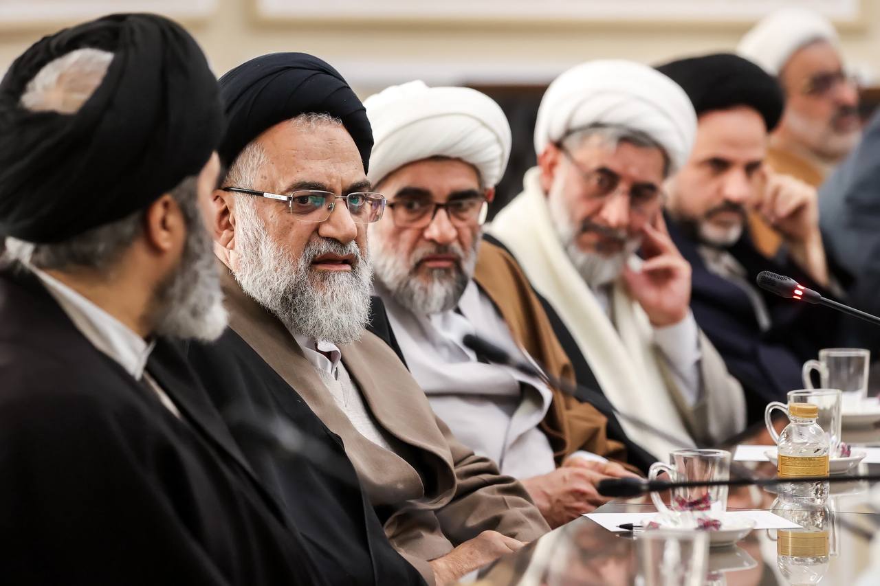 نشست جمعی از علماء و اعضای مرکز تحقیقات اسلامی قم با قالیباف