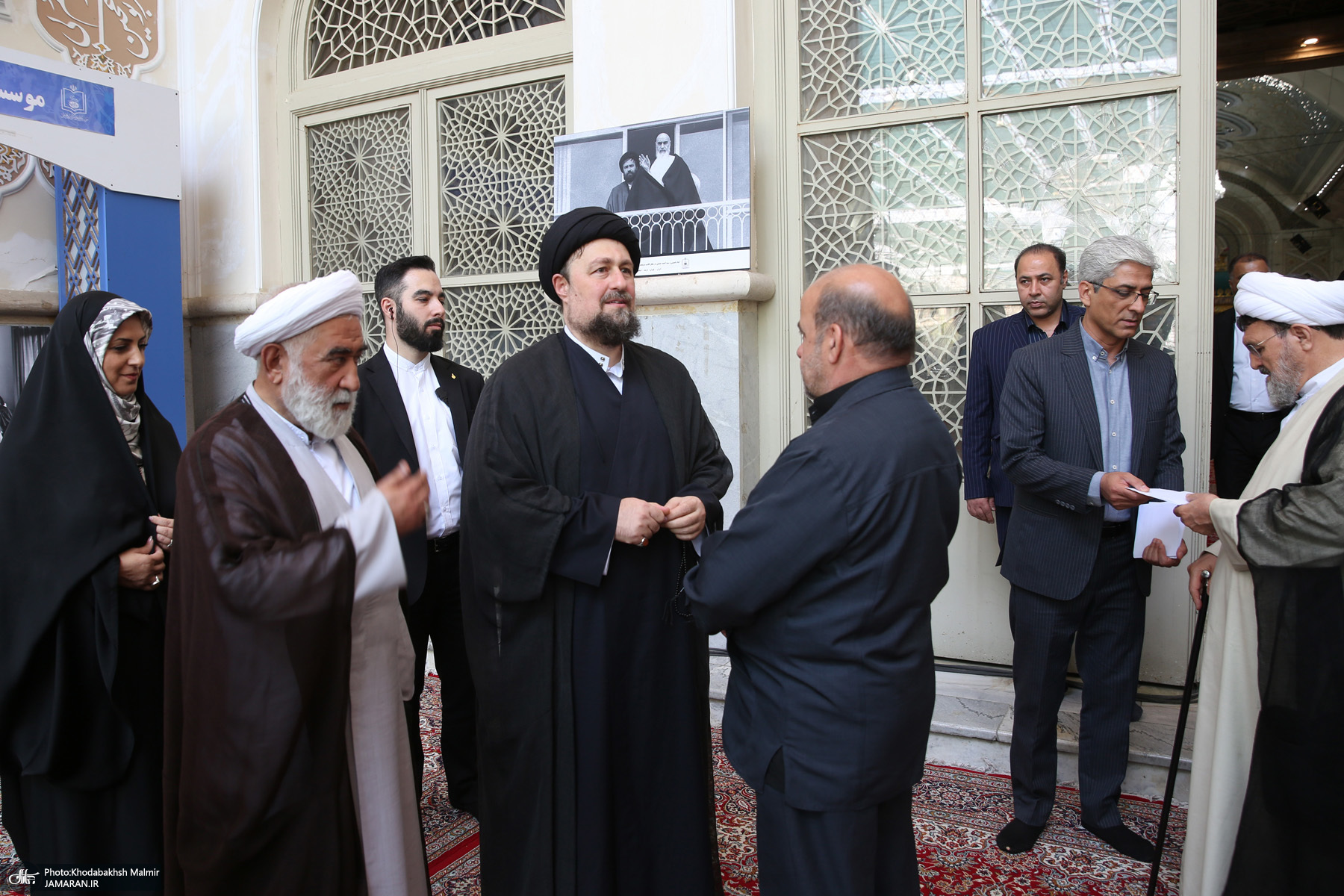 بازدید قالیباف از نمایشگاه عکس امام خمینی (س)