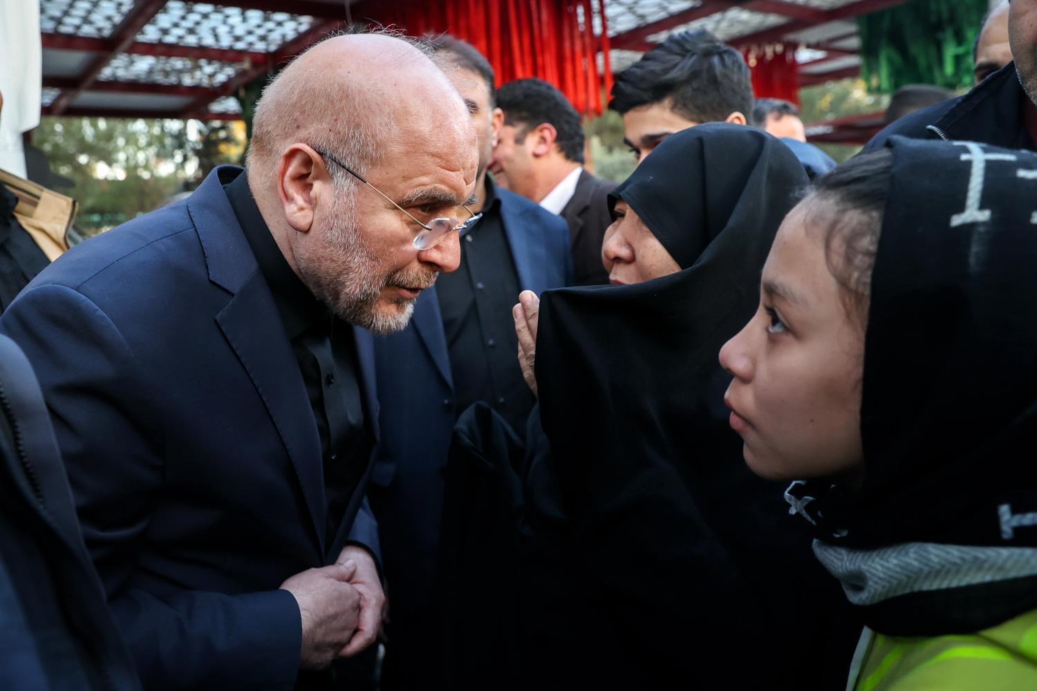 حضور قالیباف در گلزار شهدای بهشت زهرا(س) و گفت‌وگوی چهره به چهره با خانواده شهدا