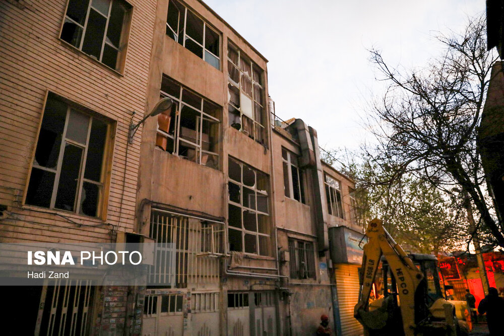 تخریب ساختمان سه طبقه در خیابان قزوین