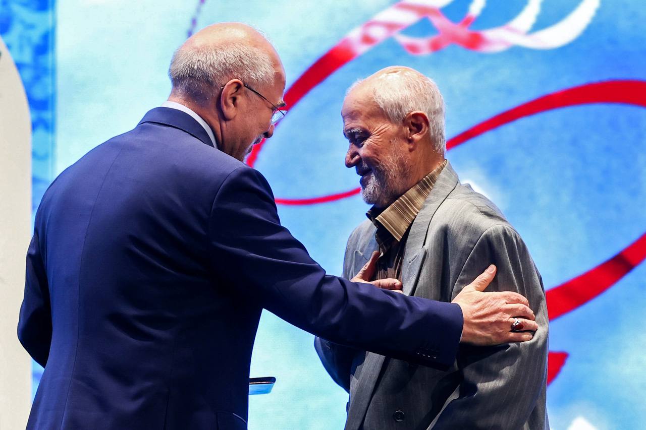 تقدیر از خانواده شهدای جنگ تحمیلی ۱۲ روزه توسط قالیباف 