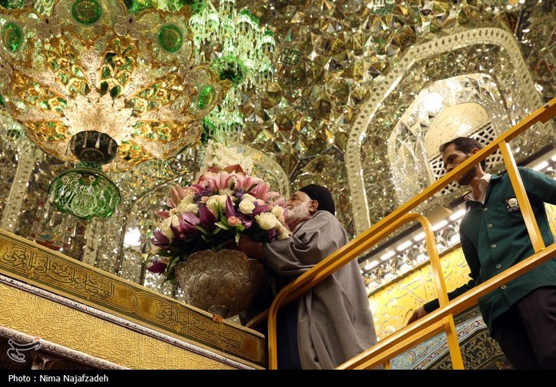 تعویض گل‌های ضریح مطهر امام رضا(ع)