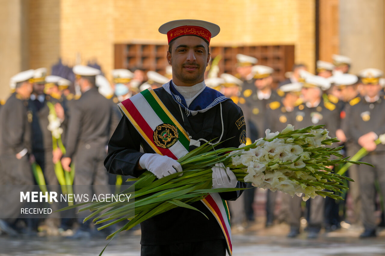  ادای احترام فرماندهان نیروی دریایی ارتش به مقام شهدا در بهشت زهرا (س)