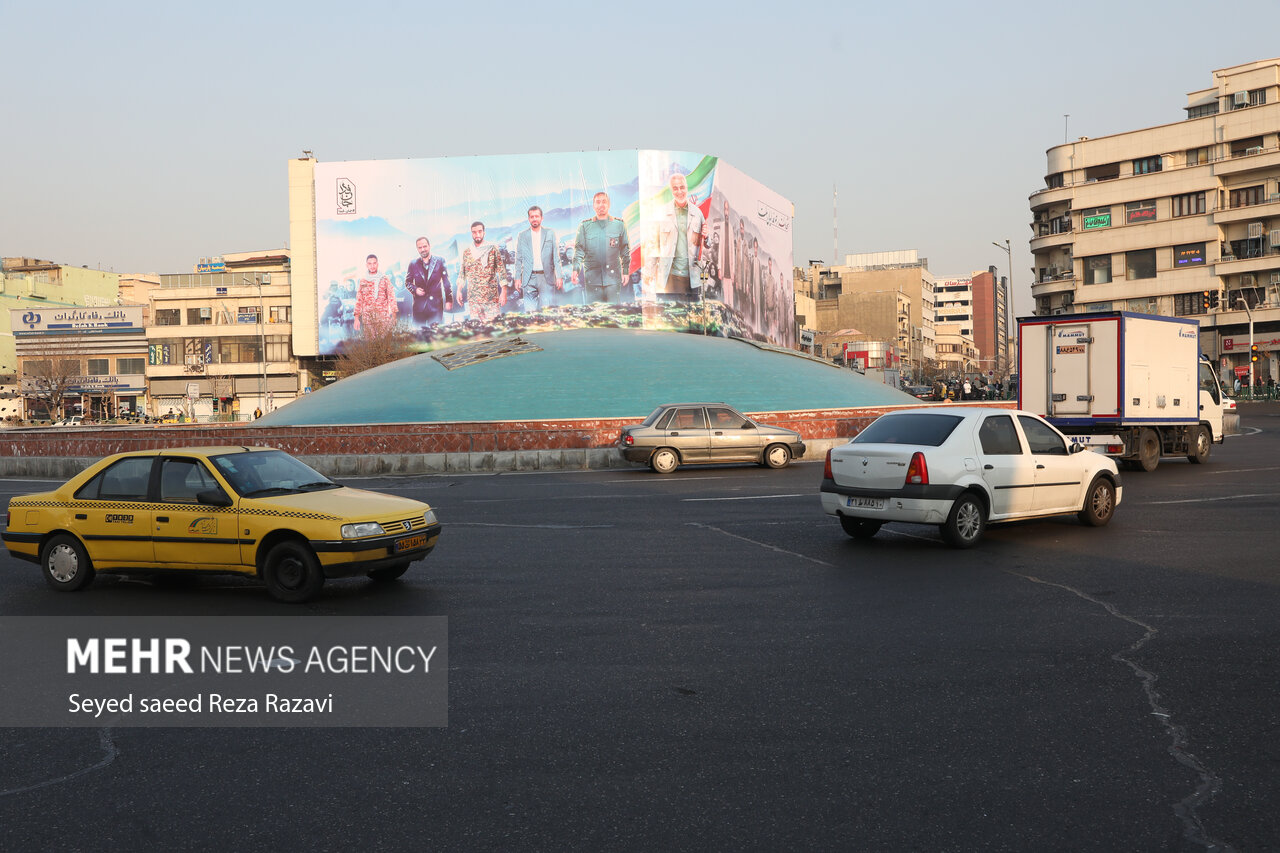 رونمایی دیوارنگاره میدان انقلاب با تصویر شهید سلیمانی