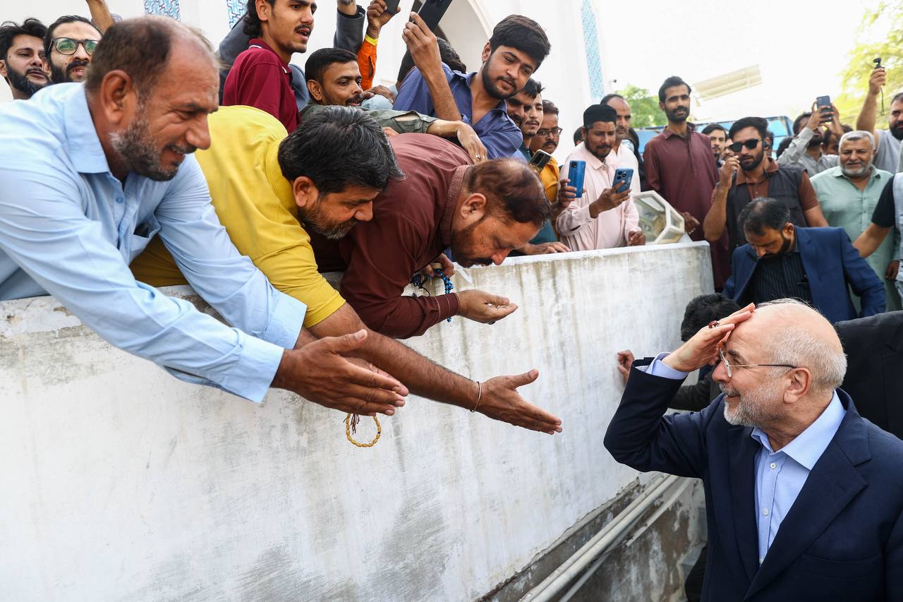  استقبال گرم مردم کراچی از قالیباف