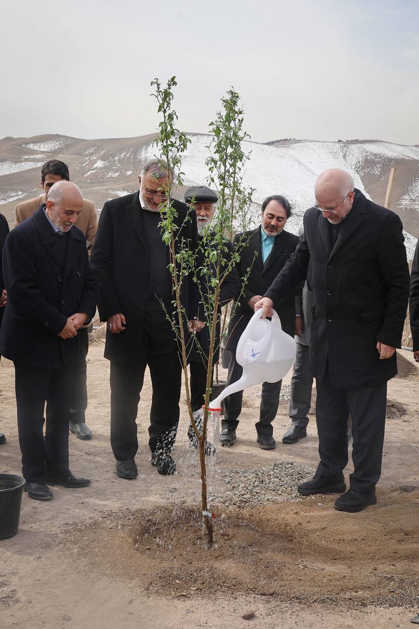 غرس یک اصله نهال میوه به مناسبت روز درختکاری توسط محمدباقر قالیباف رئیس مجلس شورای اسلامی در جاده تلوی تهران