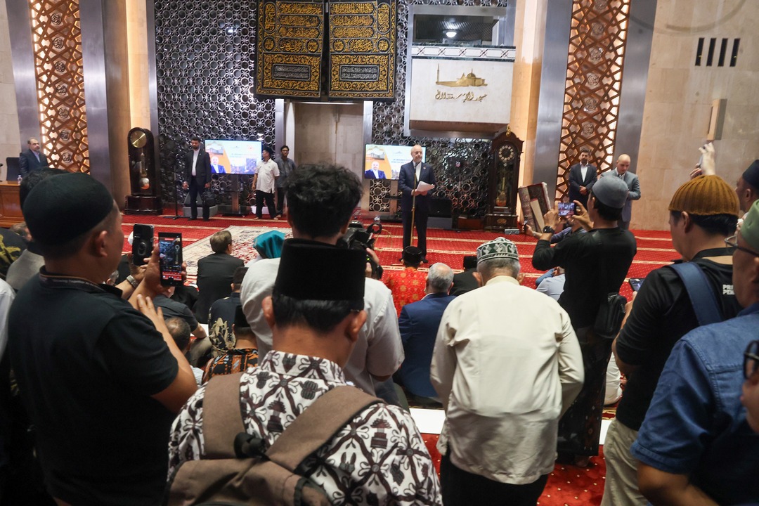 حضور قالیباف در اجتماع ۲۰۰ هزار نفری نمازجمعه جاکارتا