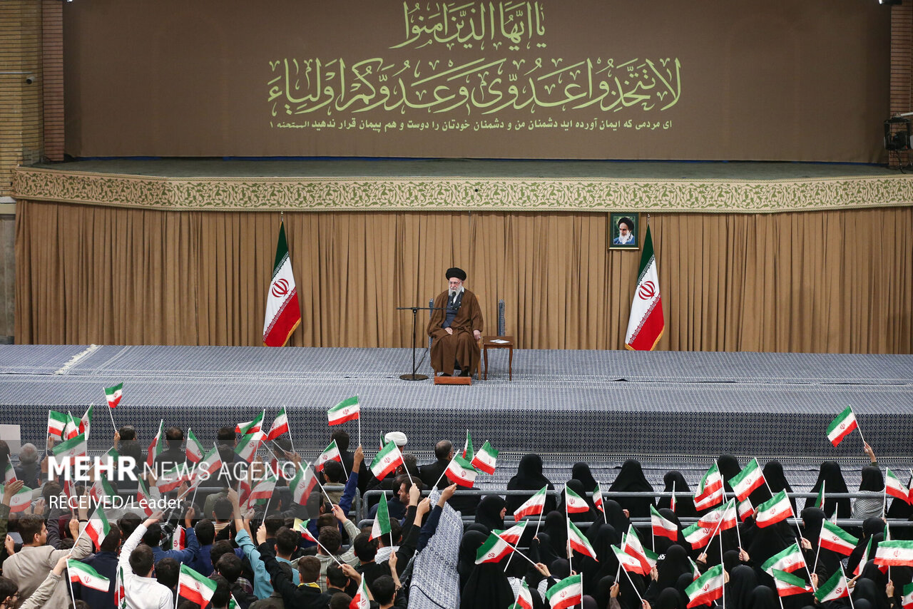 دیدار دانش‌آموزان و دانشجویان با رهبر انقلاب