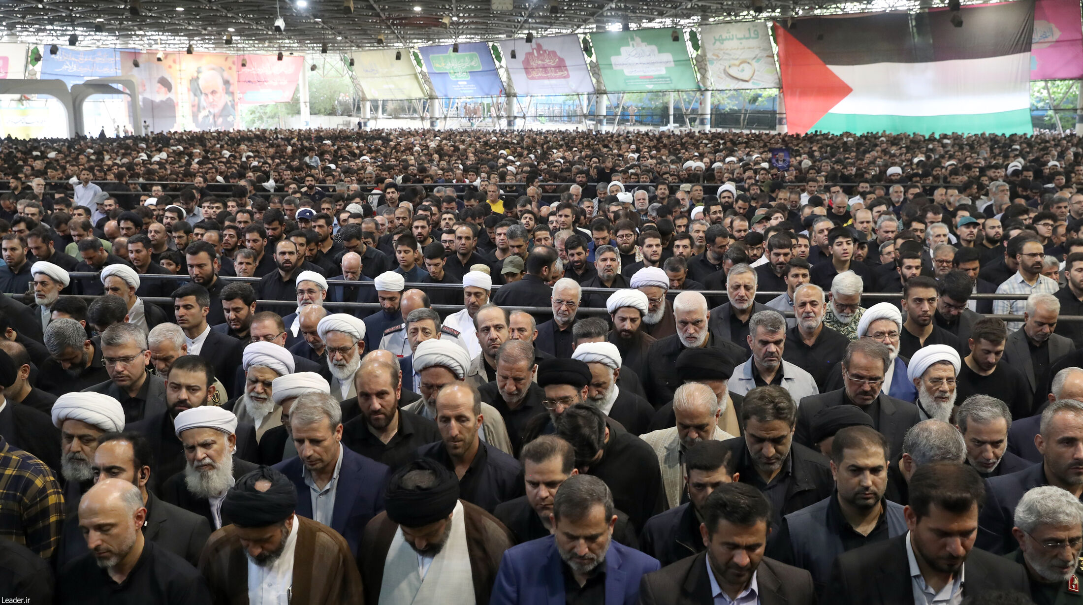 اقامه نماز بر پیکر شهید هنیه به امامت رهبر معظم انقلاب