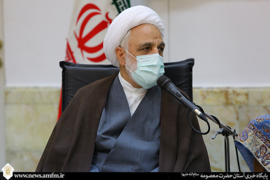 حضور اژه ای بر مزار آیت الله بهجت و علمای عظام