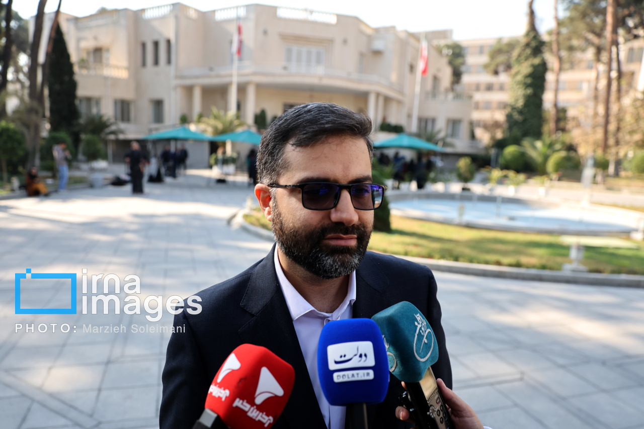 اعضای هیأت دولت در جمع خبرنگاران