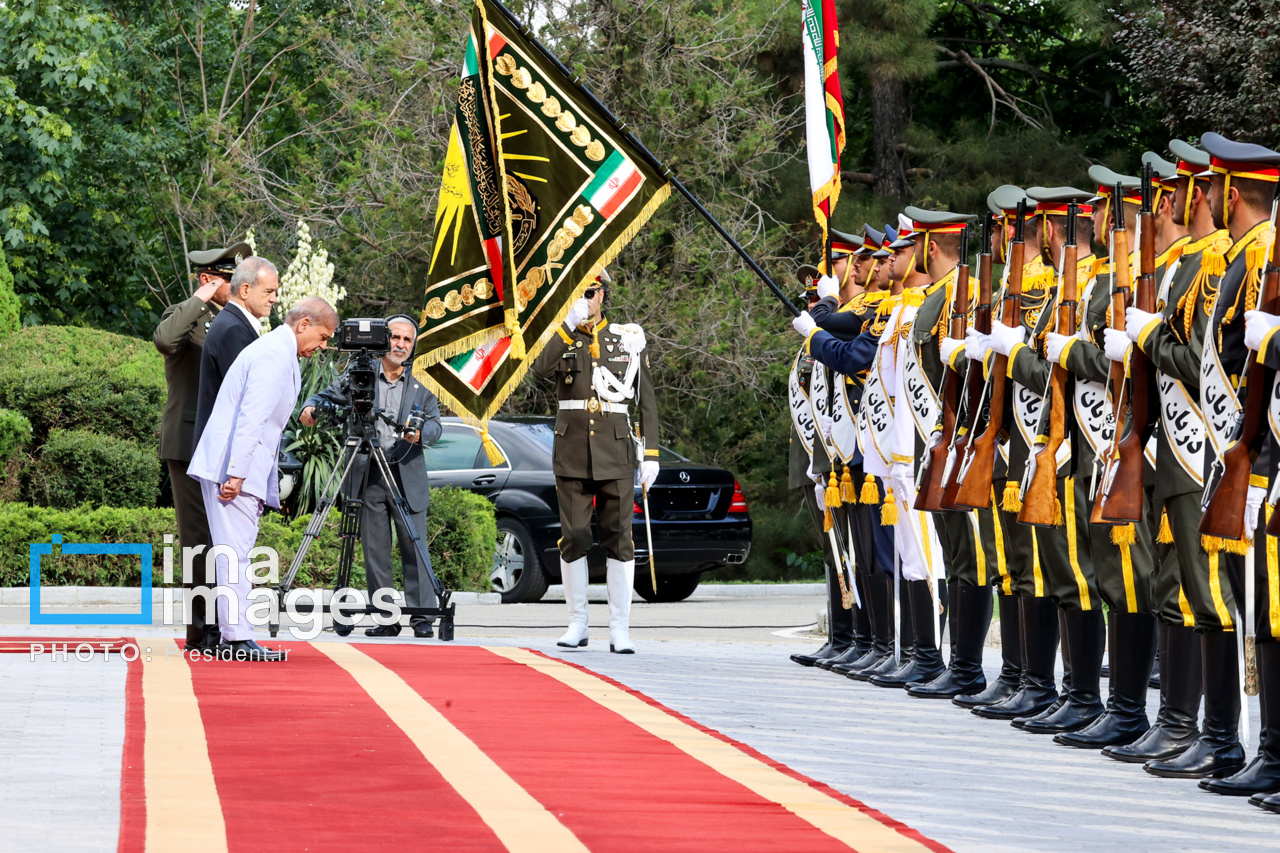 استقبال رسمی از نخست‌وزیر پاکستان