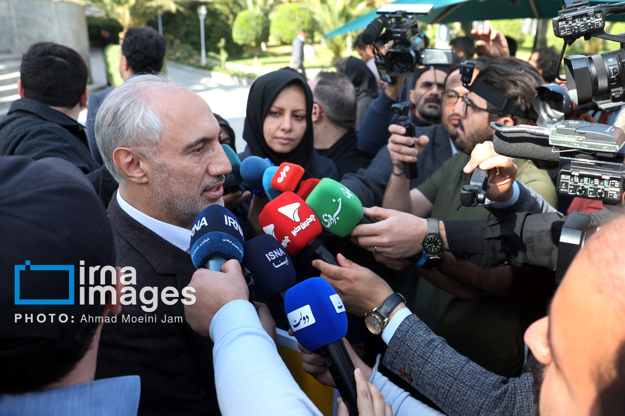 اعضای هیأت دولت در جمع خبرنگاران