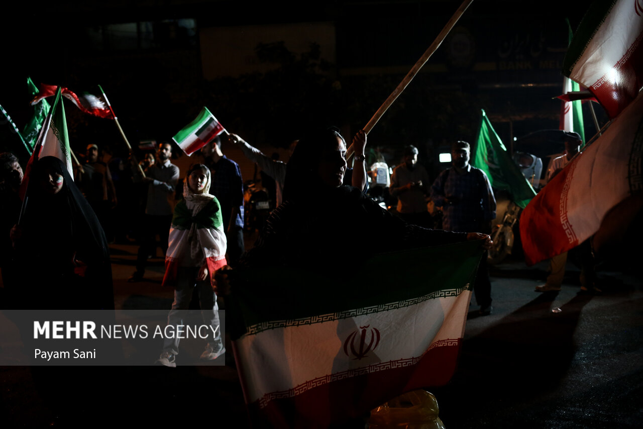 شادی مردم تهران پس از عملیات بشارت فتح