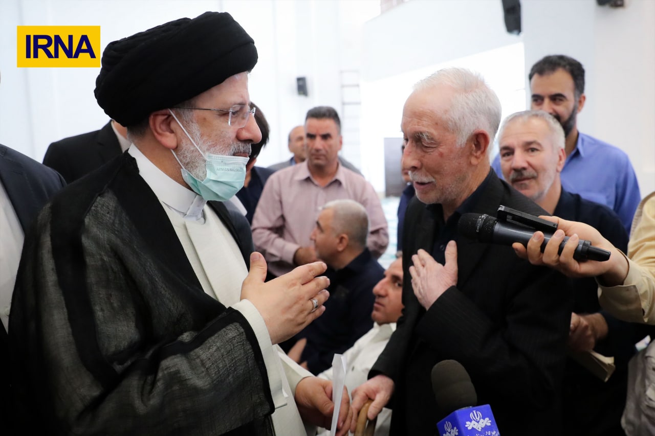 زیارت رئیسی از مزار احمد ابن اسحاق