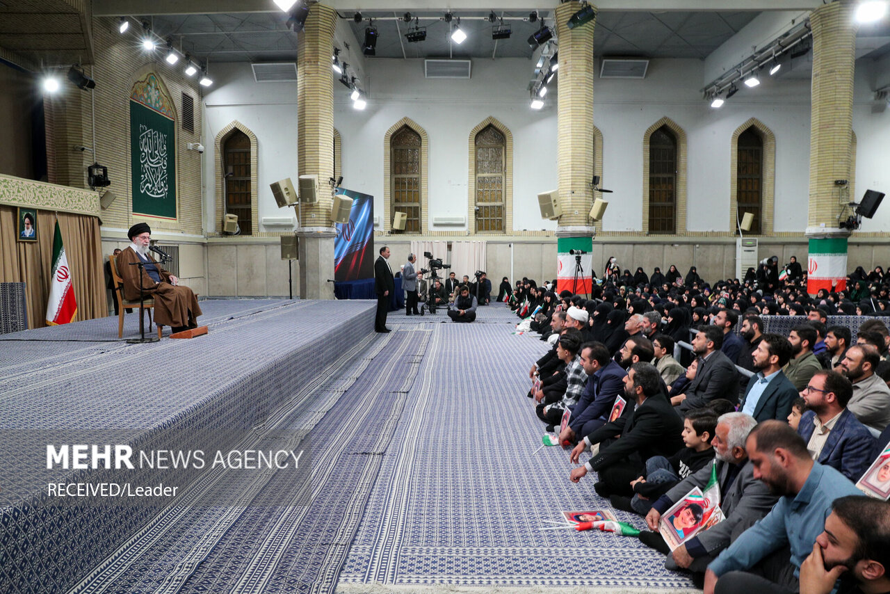 دیدار دانش‌آموزان و دانشجویان با رهبر انقلاب