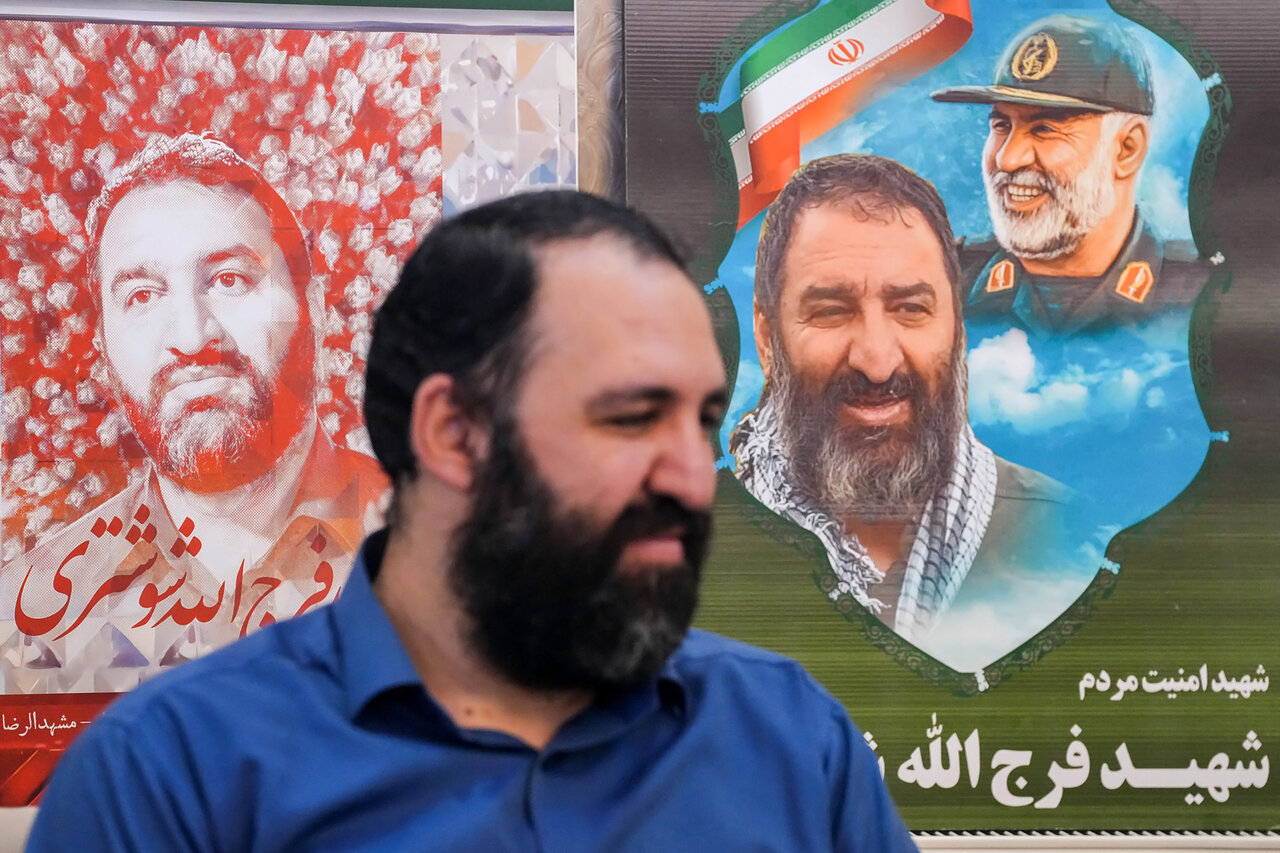 حضور قالیباف در منزل شهید فرج‌الله شوشتری - مشهد مقدس