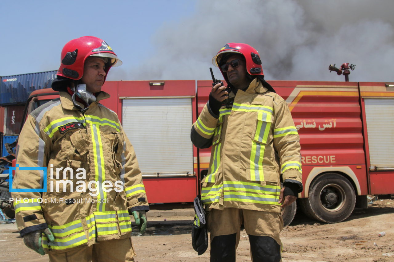 مراحل پایانی مهار آتش سوزی بندر شهید رجایی