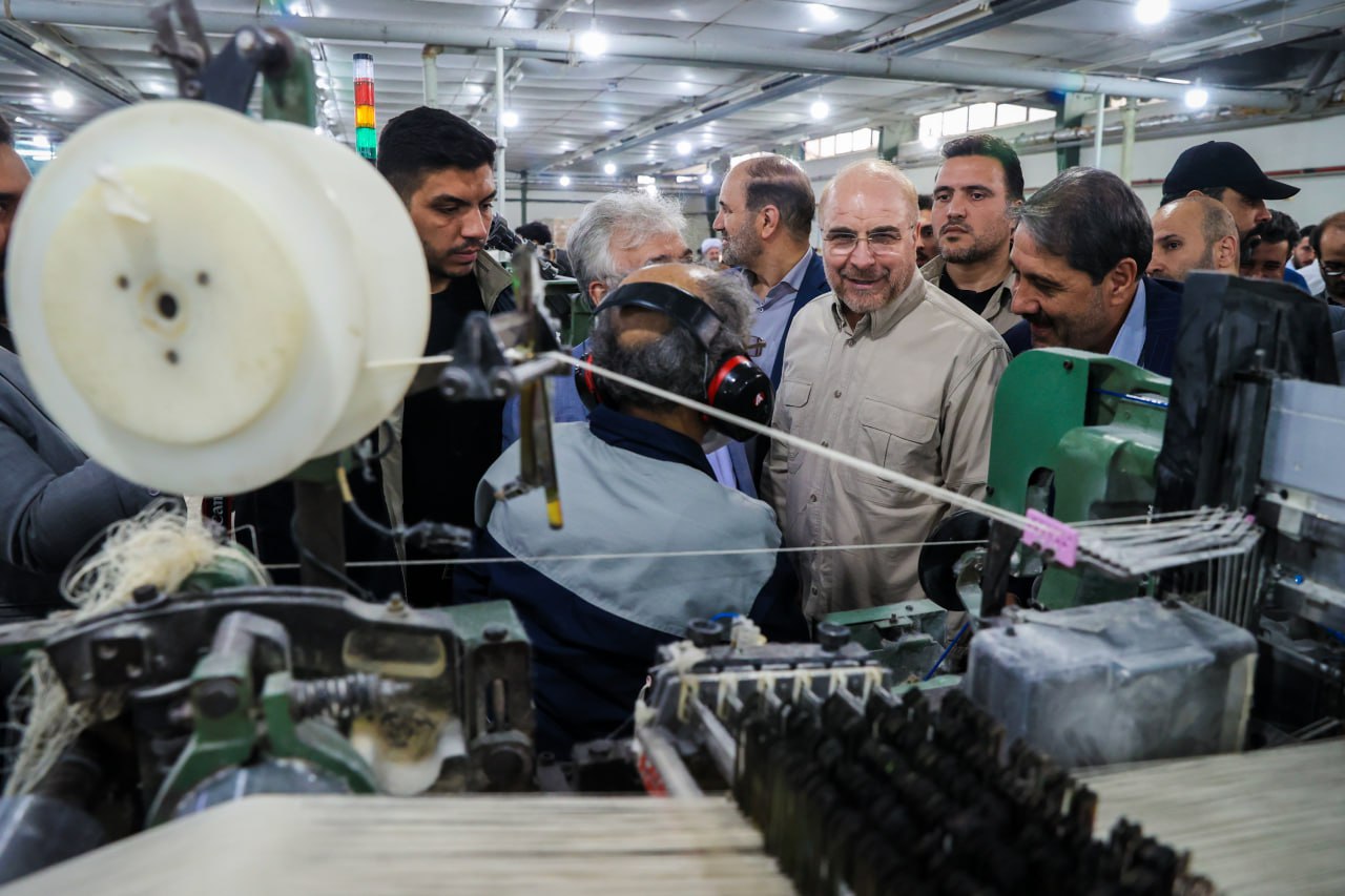 بازدید قالیباف از بخش‌های مختلف کارخانۀ نساجی سیمابافت