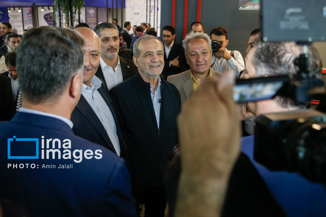 بازدید رئیس‌جمهور از نمایشگاه صنعت نفت