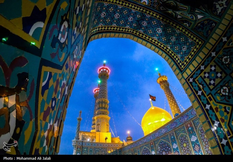 آیین تعویض پرچم گنبد حرم مطهر حضرت معصومه(س)
